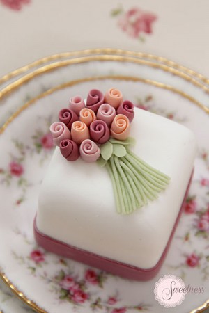 Rose mini cakes, mini cakes london, wedding cakes London