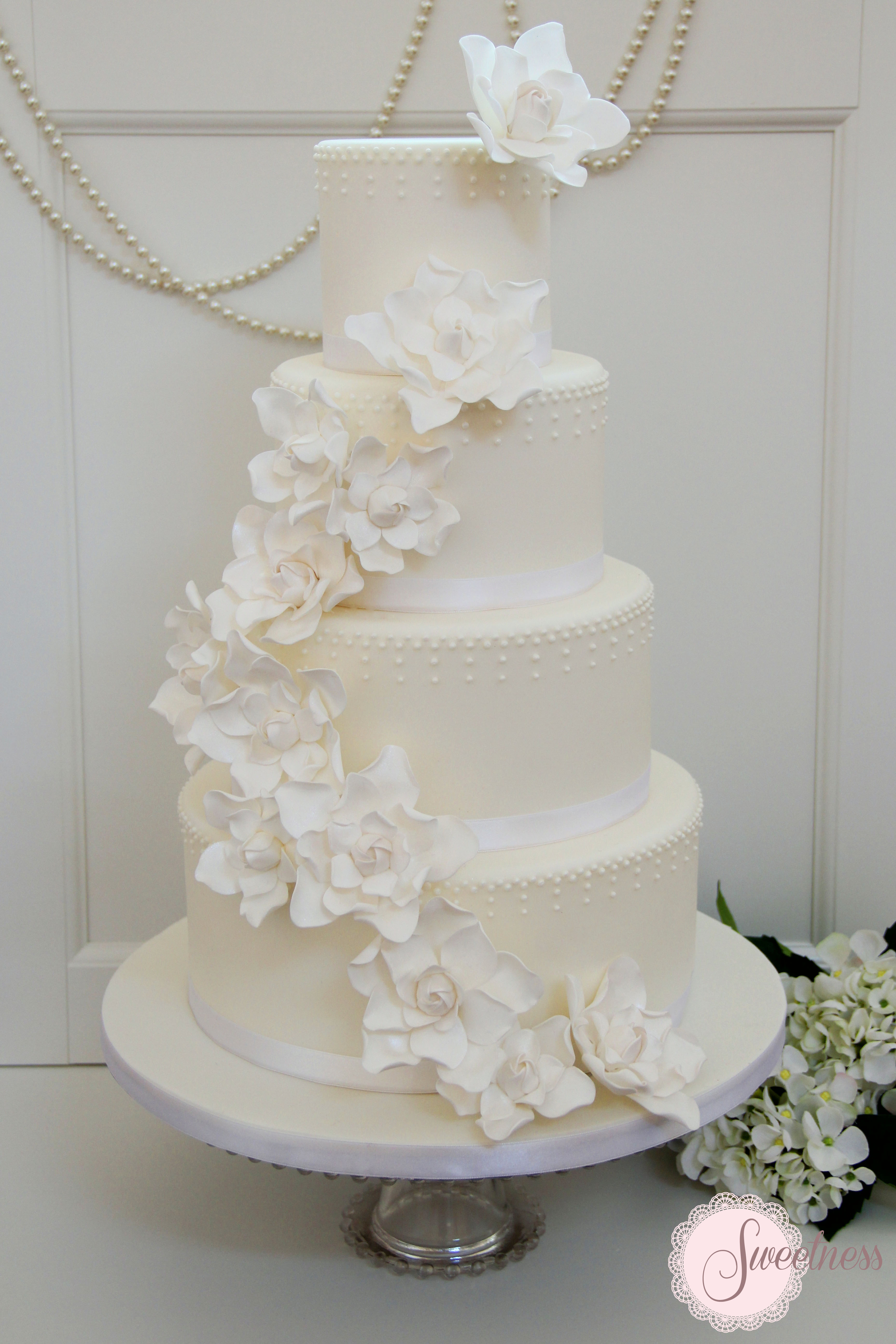 Bespoke wedding cakes and confectionery in London and Greater London. Designer wedding cakes