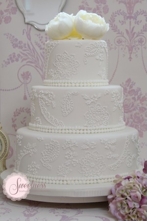 Lace wedding cake, wedding cakes London, vintage wedding cakes